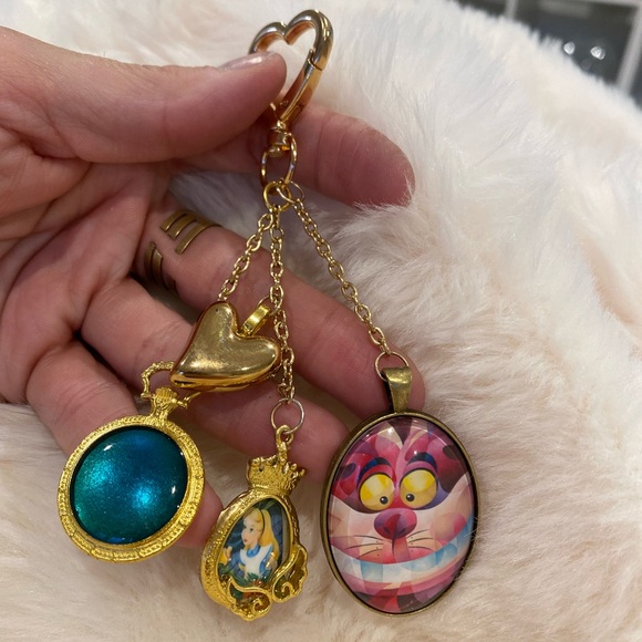 NWT ALICE IN WONDERLAND BAG CHARM PURSE KEYCHAIN GOLDEN TONE CHESHIRE MAD HAT - Picture 2 of 9